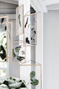 como crear una pared floral artificial para decorar tu hogar